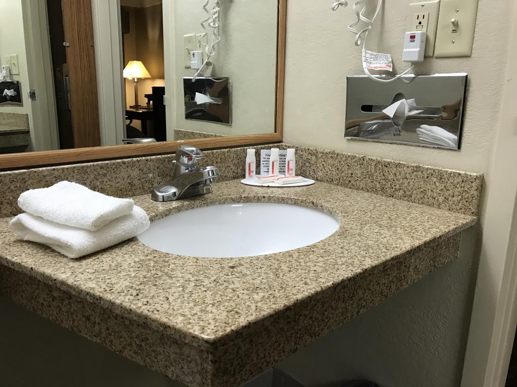 Days Inn By Wyndham Bloomington West Luaran gambar