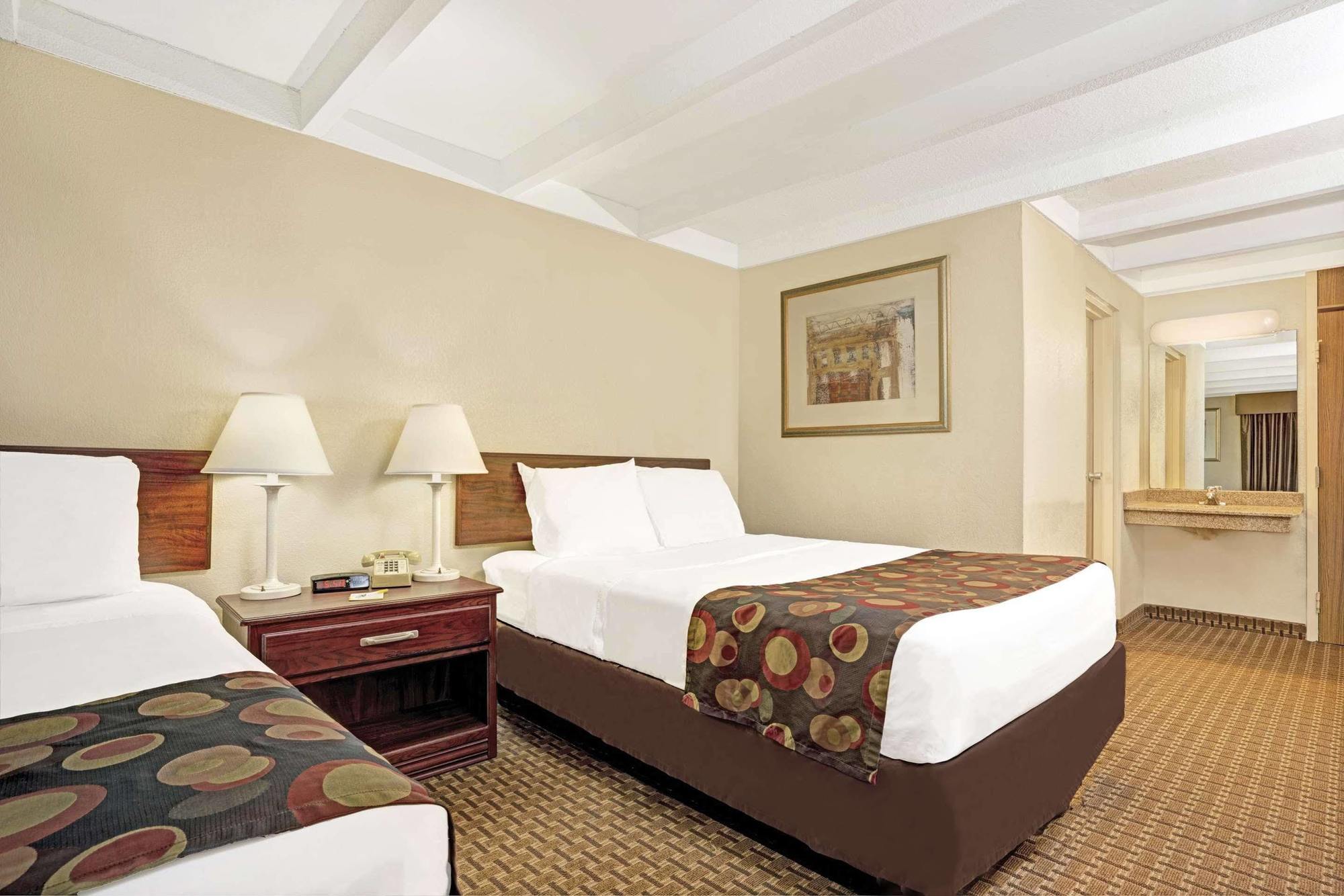 Days Inn By Wyndham Bloomington West Luaran gambar