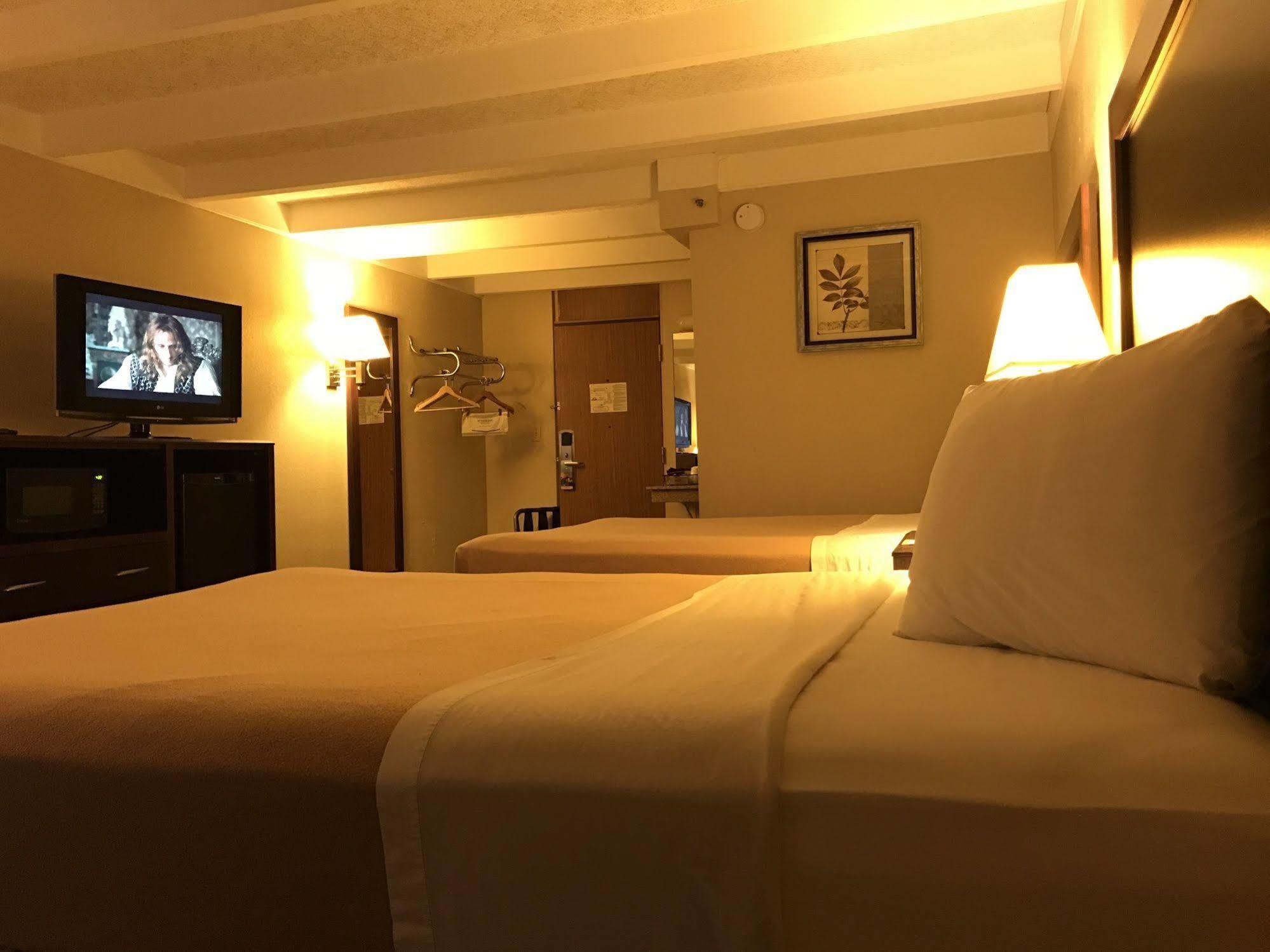 Days Inn By Wyndham Bloomington West Luaran gambar