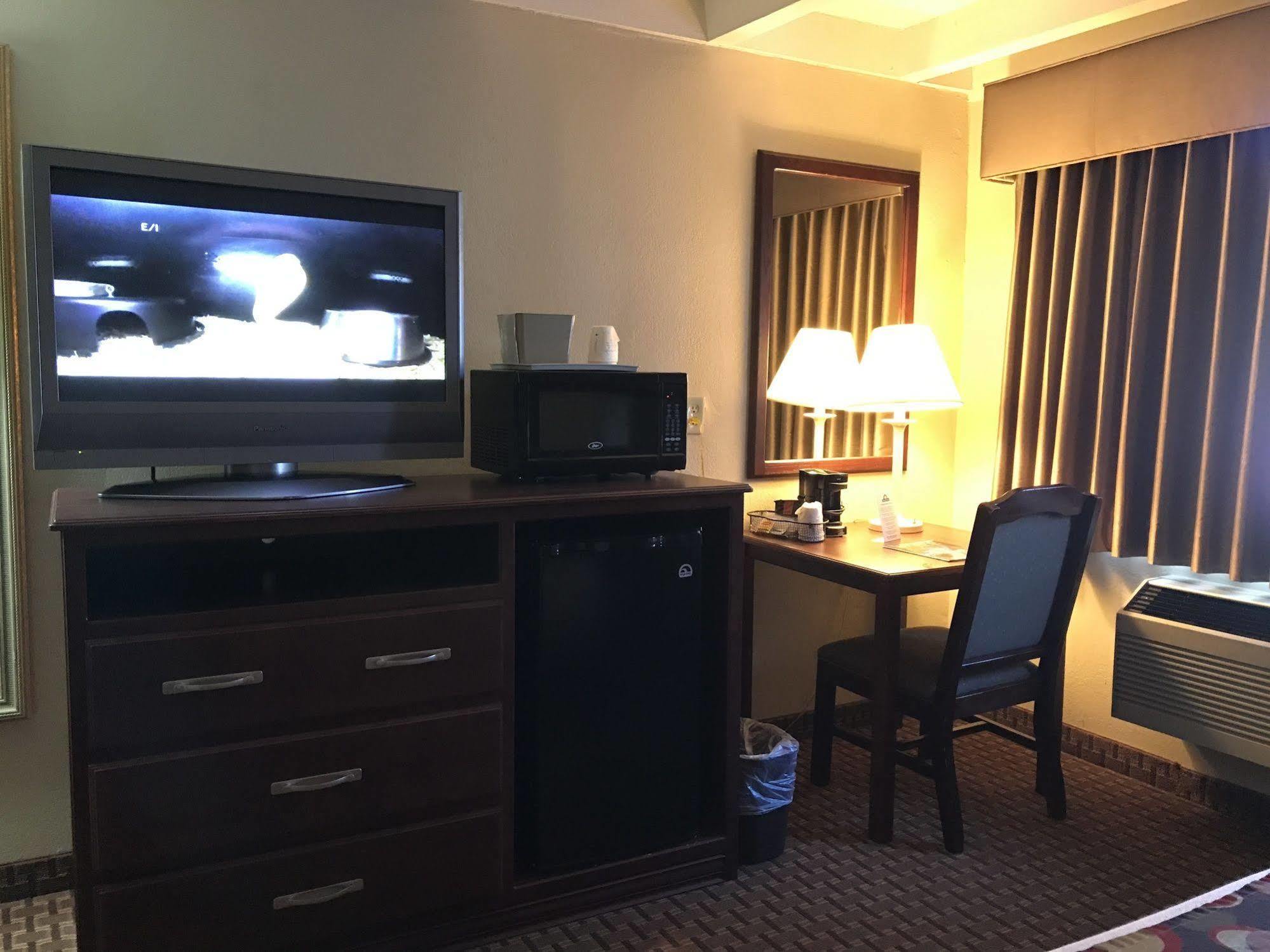 Days Inn By Wyndham Bloomington West Luaran gambar